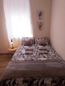 1 cama grande en un dormitorio con ventana grande en Made in You - Oporto Guesthouse, en Oporto