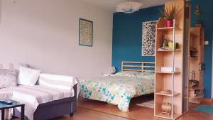 1 dormitorio con cama y estante para libros en Apartments and Rooms Suzana, en Kršan
