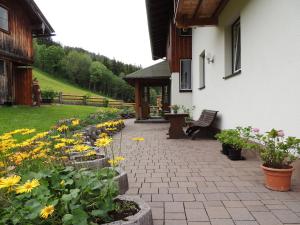 Ein Garten an der Unterkunft Haus Bergfried