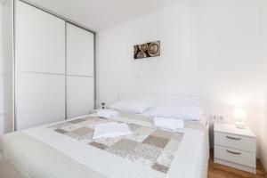 Un pat sau paturi într-o cameră la Apartments Gudelj