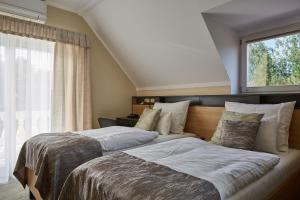 Кровать или кровати в номере Gold House Pension
