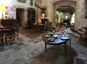 - une salle à manger avec une table et de la nourriture dans l'établissement Borgo trulli 1789, à Ostuni