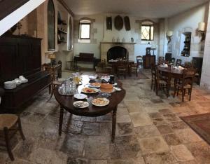 - un salon avec une table et de la nourriture dans l'établissement Borgo trulli 1789, à Ostuni