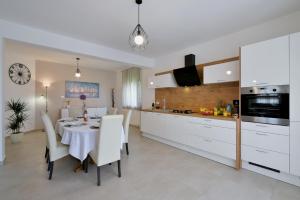Kuchyň nebo kuchyňský kout v ubytování House Vedran 1125