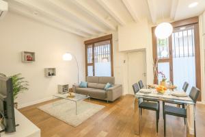 ein Wohnzimmer mit einem Sofa und einem Tisch in der Unterkunft T&L TRIANA LOFT - Just like at home in Sevilla