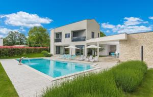 Bazén v ubytovaní Contemporary Villa Nada with Pool and Sauna alebo v jeho blízkosti