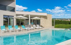 Bazén v ubytovaní Contemporary Villa Nada with Pool and Sauna alebo v jeho blízkosti