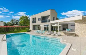 Bazén v ubytovaní Contemporary Villa Nada with Pool and Sauna alebo v jeho blízkosti