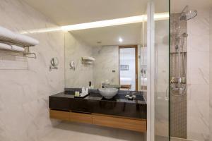 Ein Badezimmer in der Unterkunft Splash Beach Resort, Maikhao Phuket
