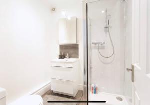 Ένα μπάνιο στο Ammonite Luxury beachfront apartment +10 φωτογραφίες
