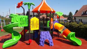 einen Spielplatz mit Rutsche und Rutsche in der Unterkunft Domki LIDO Wicie in Vitte