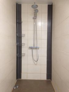 a shower with a shower head in a bathroom at Entre Lot et Dordogne in Saint-Cirq-Madelon