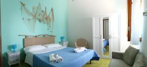 ein Schlafzimmer mit einem Bett mit Handtüchern darauf in der Unterkunft Il Sogno di Vincenzo e Maria in Palinuro
