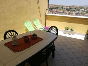 un tavolo e sedie su un balcone con vista di Casa in Centro via gioeni a Agrigento