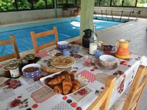 - Mesa con desayuno de bollería y piscina en Chez Marie Ange et Clovis, en Rumilly-lès-Vaudes