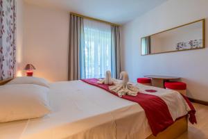 Un pat sau paturi într-o cameră la Apartments Marica