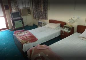 Tempat tidur dalam kamar di Lourdes Hotel