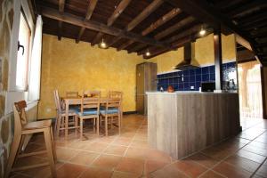 Villosilla de la VegaにあるEl Patio de Fuenteusoのテーブルと椅子のあるキッチンとダイニングルーム