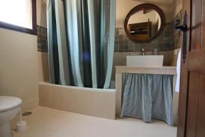 Un baño con cortina de ducha y lavabo. en El Patio de Fuenteuso, en Villosilla de la Vega 33 fotos más