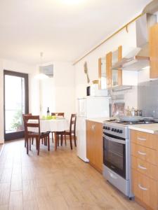 una cucina e una sala da pranzo con tavolo e sedie di Apartment Irene a Pola (Pula)