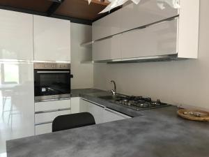 Kuchyňa alebo kuchynka v ubytovaní Casa vacanze Agli ulivi