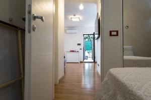um corredor que leva a um quarto com uma cama e uma porta em La villetta dei sogni nel Parco em Roma