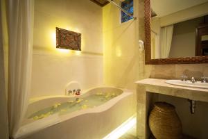 Kamar mandi di Ananda Ubud Resort