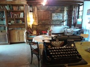 una vieja máquina de escribir sentada en una mesa en una habitación en To Xani, en Palaios Panteleimon