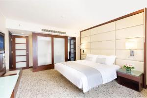 Postel nebo postele na pokoji v ubytování Regal Kowloon Hotel