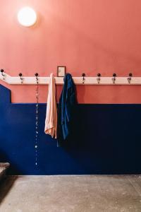 een badkamer met een blauwe en rode muur bij La Maison d'Ambronay in Ambronay