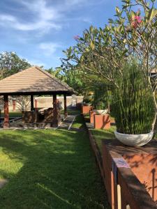 a garden with a gazebo and some plants at Villa tiller 1 in Narmada