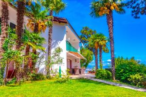 Κήπος έξω από το Apartment Leon and Leona