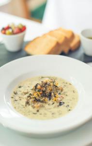 eine weiße Schüssel Suppe auf dem Tisch in der Unterkunft Trewern Arms Hotel in Newport