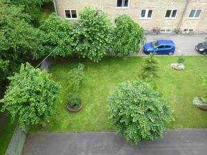 an aerial view of a yard with a blue car at Cosy room in sydhavn in Copenhagen