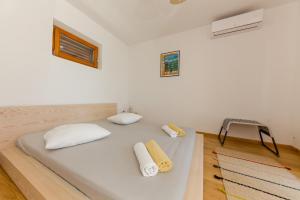 Casa Dubi Hvar tesisinde bir odada yatak veya yataklar