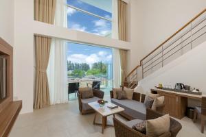 Posezení v ubytování Splash Beach Resort, Maikhao Phuket - SHA Extra Plus