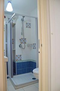 uma casa de banho com um chuveiro e um WC. em LA SCALINATELLA -vista mare- em Vietri