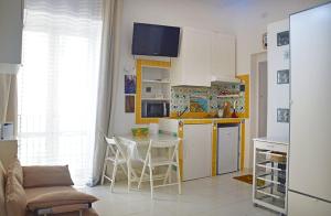 una cocina con mesa y una cocina con refrigerador en LA SCALINATELLA -vista mare-, en Vietri 14 fotos más