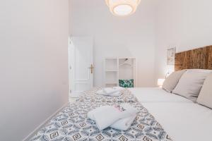 een witte slaapkamer met 2 kussens op een bed bij Altair apartment by People Rentals in Bilbao