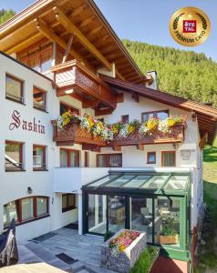 budynek z kwiatami na dachu w obiekcie Haus Saskia w Solden