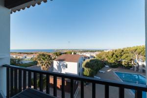 una vista sull'oceano dal balcone di una casa di Vistas al mar y la piscina ad Arenal d'en Castell