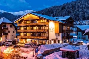Nespecifikovaný výhled na hory nebo výhled na hory při pohledu z hotelu