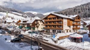 Nespecifikovaný výhled na hory nebo výhled na hory při pohledu z hotelu