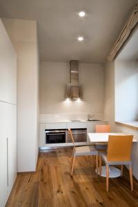 莫羅達爾巴的住宿－Le Civette，厨房配有桌椅和炉灶。