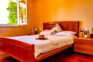 1 dormitorio con 1 cama con sombrero en Apartment Leon and Leona, en Opatija
