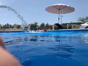 Bazén v ubytování Holiday Home Cerim nebo v jeho okolí
