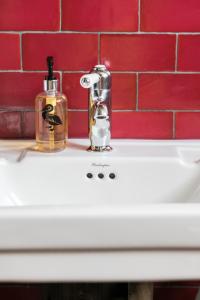 A bathroom at The Green Dragon Inn 