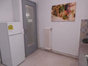 Kuchyň nebo kuchyňský kout v ubytování Koukaki-comfy with a balcony apt.