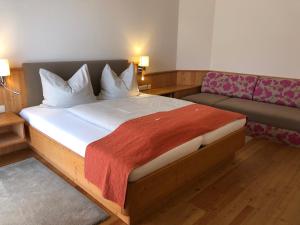 Postel nebo postele na pokoji v ubytování Hotel Garni Landhaus Florian