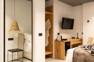 TV o dispositivi per l'intrattenimento presso Lemon Suites Santorini